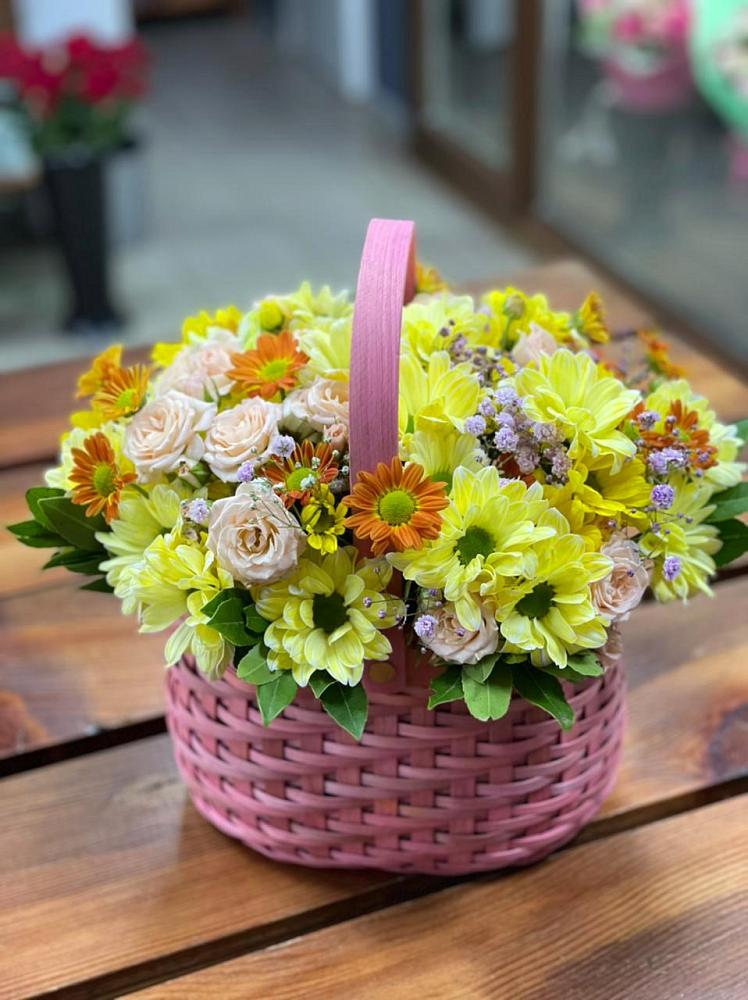 Цветочная композиция из Хризантемы и Розы в корзине в Березнецово