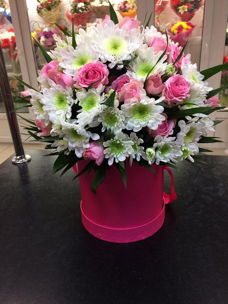 Цветочная композиция из Розы и Хризантемы в шляпной коробке в Березнецово