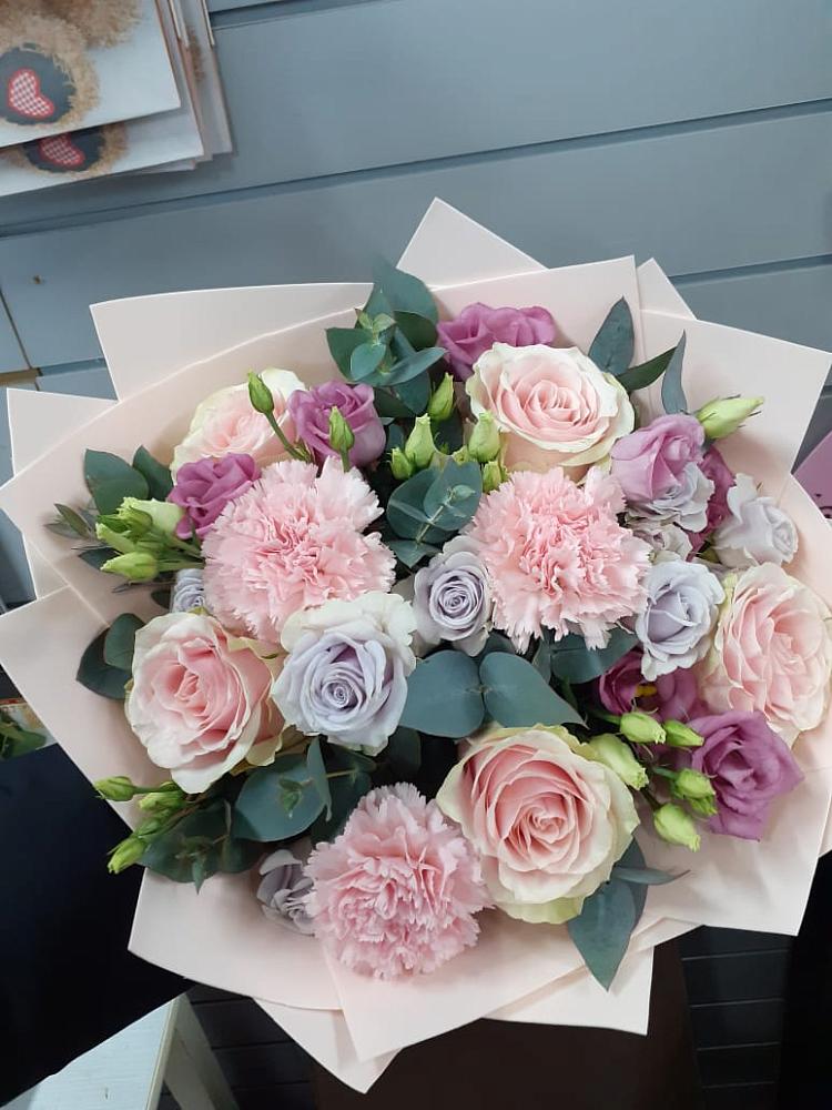 Букет цветов из: Розы, Гвоздики и Лизиантусы в Березнецово